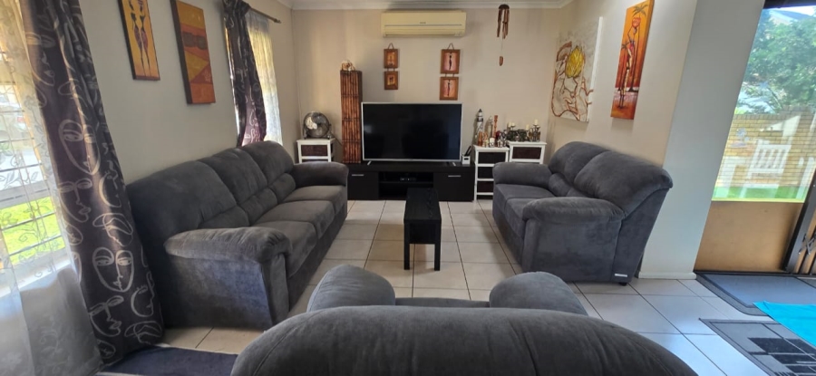To Let 3 Bedroom Property for Rent in Uitzicht Western Cape